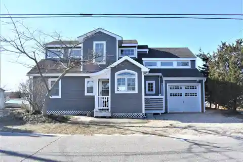 Four Bedroom Cottage with Expansive Vistas