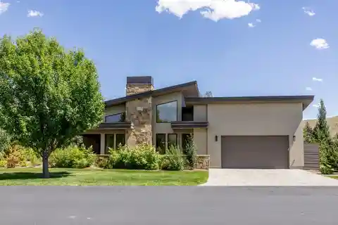 Single-Level Contemporary Sanctuary