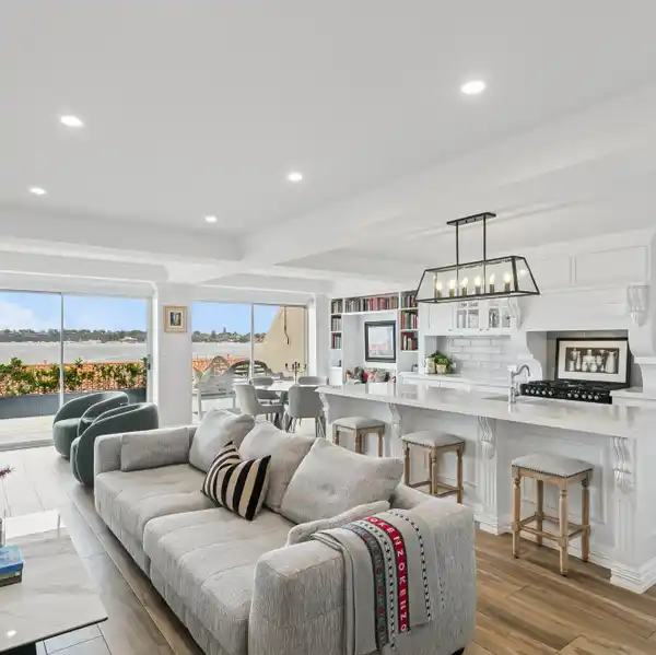 ENTERTAINER’S RIVERSIDE TOWNHOUSE WITH CORIAN KITCHEN AND BBQ