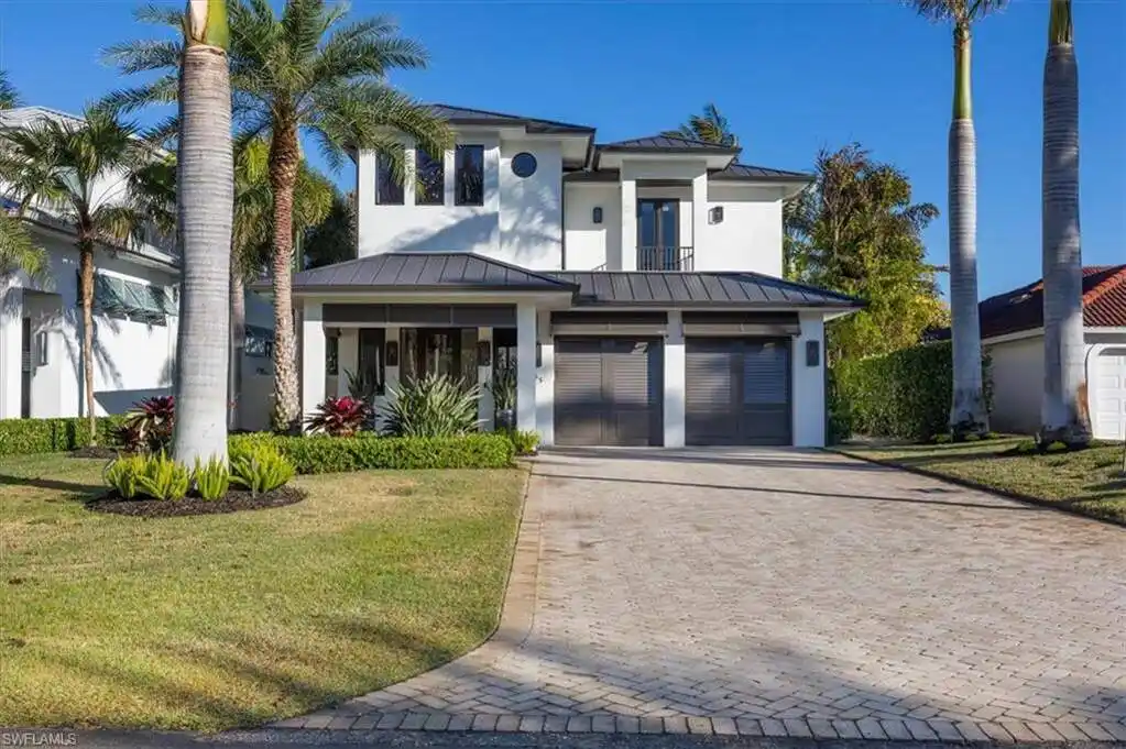 Elegant Residence in Prestigious Moorings