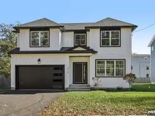 Fresh Modern Living in a Peaceful Retreat