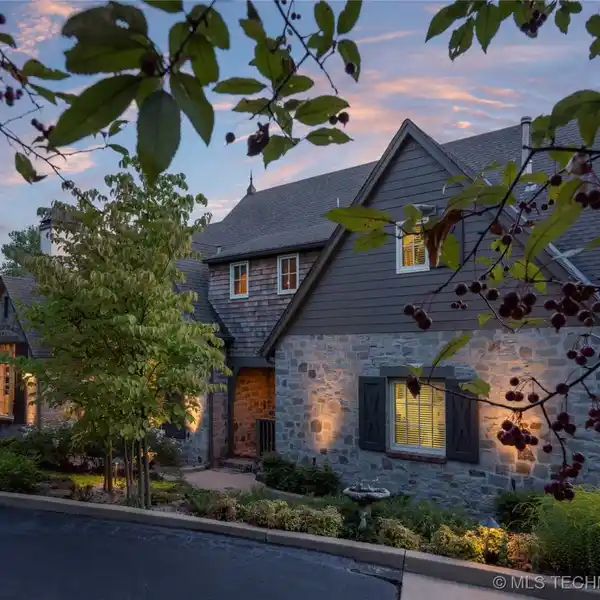 PEACE AND PRIVACY ON OAKS COUNTRY CLUB