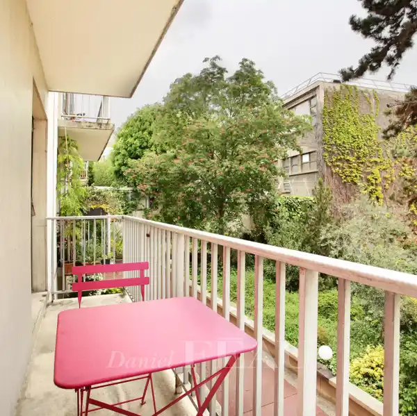 FLOOR-THROUGH APARTMENT IN A NEWER BUILDING
