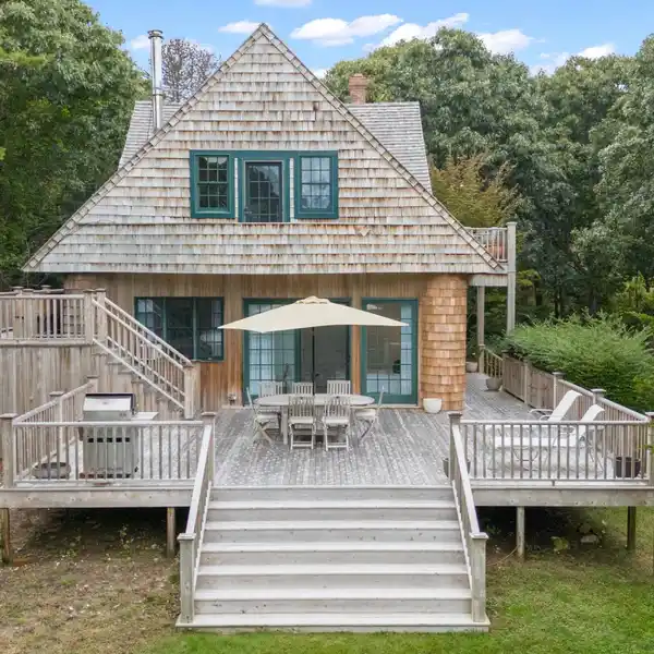 TIMELESS CEDAR CARRIAGE HOUSE FOR RENT