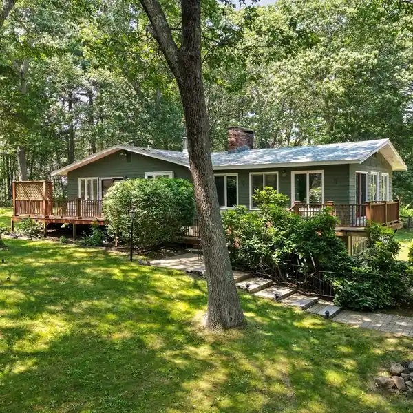 PEACEFUL LAKEFRONT RETREAT WITH HORSE FACILITIES