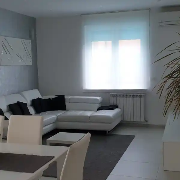 MODERN AND ELEGANT VILLA WITH SWIMMING POOL 600 METERS FROM LAKE GARDA