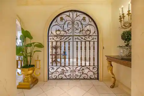Extraordinary Full-floor Home in a Prestigious Building