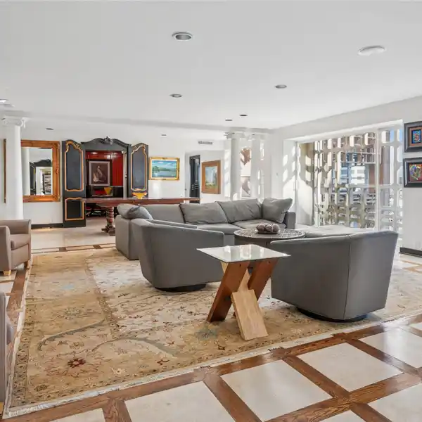 ICONIC HIGH RISE BY RENOWNED ARCHITECT