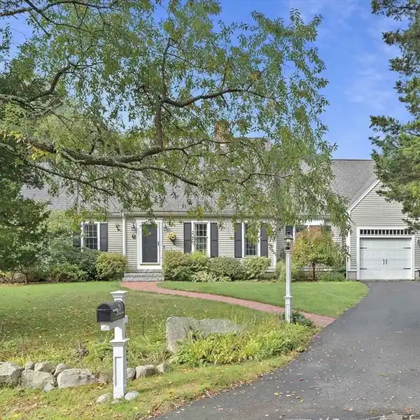 CHARMING NEW ENGLAND CAPE