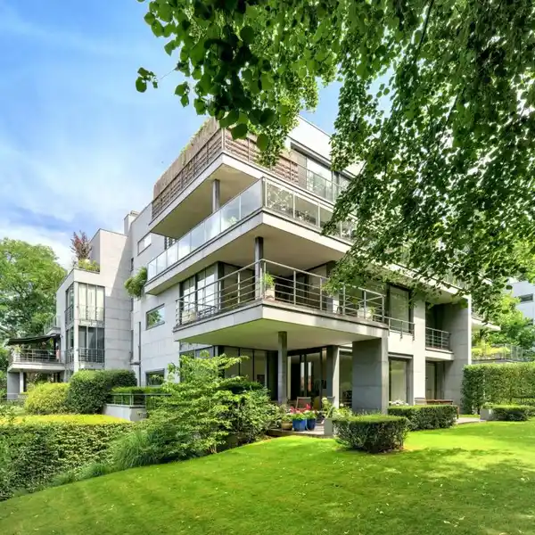 GROUND FLOOR FLAT IN A GARDEN SETTING