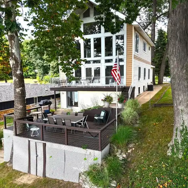 LAKE HOUSE WITH SPECTACULAR LAKE VIEWS