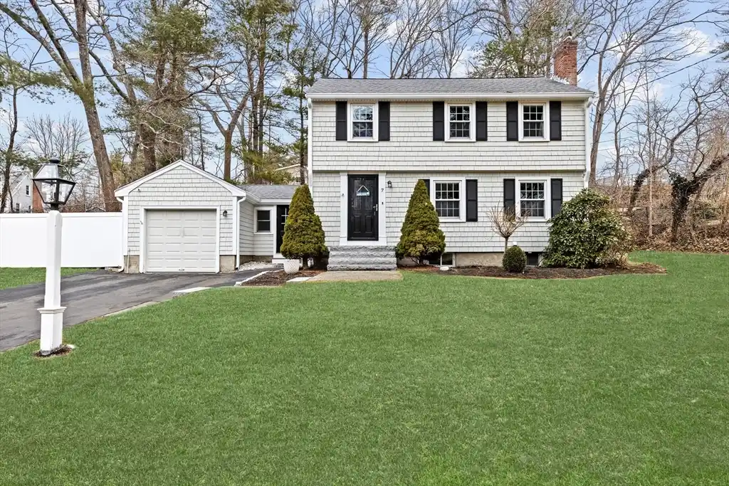 Picture-perfect Colonial