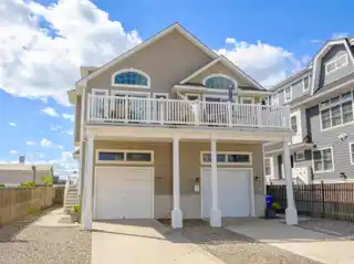 Charming 5-Bedroom Townhome Near Shops, Beach, Bay