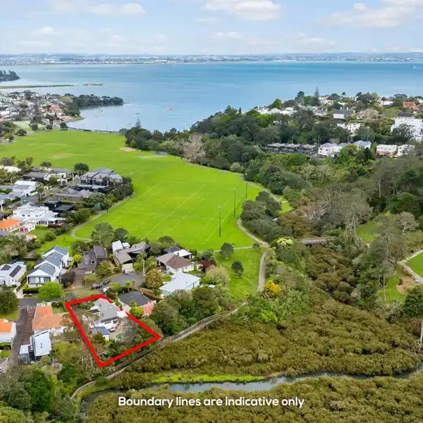 CLASSIC BUNGALOW ON A GARDENER’S PARADISE
