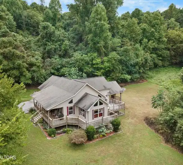 ULTIMATE LAKEFRONT RETREAT