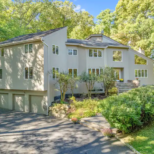 BRIGHT AND SPACIOUS CONTEMPORARY HOME