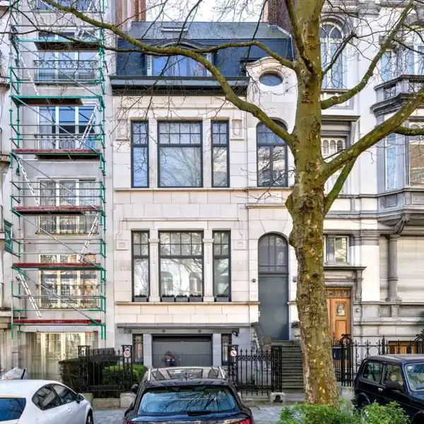 FRENCH FACADE BEAUTY WITH SUNNY CITY GARDEN