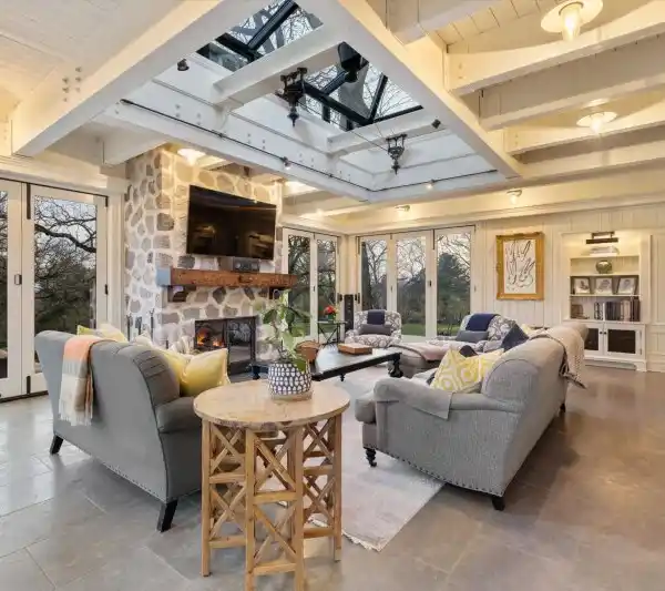 TIMELESS LANDMARK ESTATE BLENDING CLASSIC AND MODERN