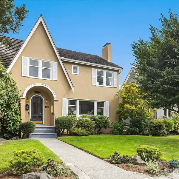 EXQUISITE LAURELHURST TUDOR