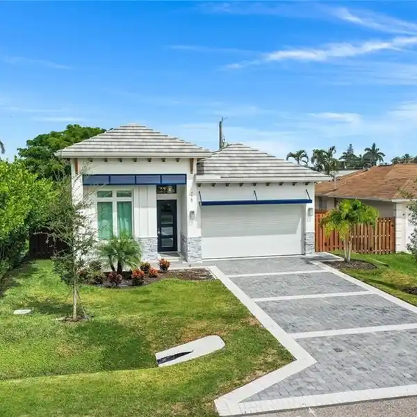 MOVE-IN READY NEWER CONSTRUCTION HOME IN NAPLES PARK