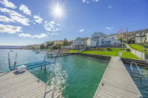 Modern Coastal Home on Lake Chelan