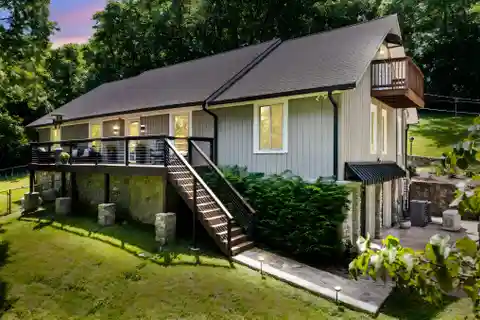Distinctive Mid-Century Modern Retreat