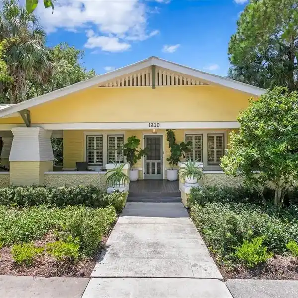 CRAFTSMAN-STYLE BUNGALOW IN HISTORIC HYDE PARK NORTH