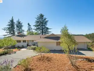 Irresistible Ranchette with Spellbinding Vistas