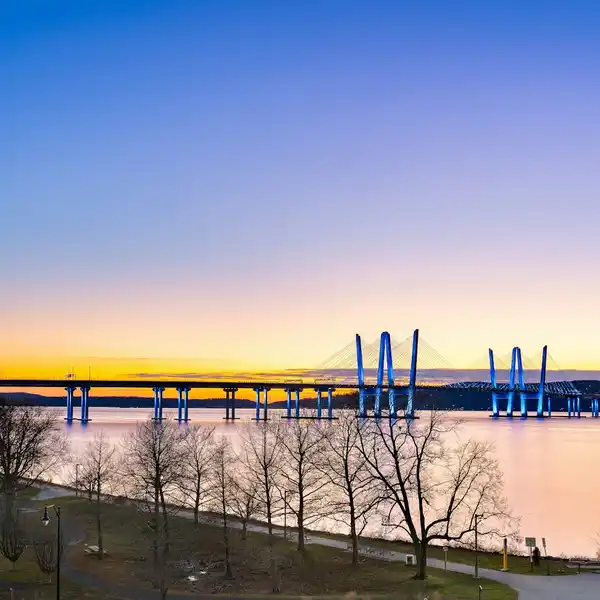 TARRYTOWN WATERFRONT RESIDENCE OF REFINED COMFORT