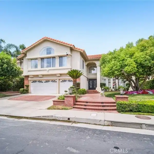 LUXURY AND ELEGANCE IN PRESTIGIOUS PORTER RANCH