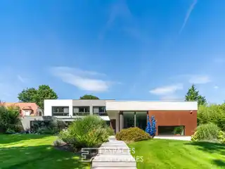 Architect-Designed Villa in a Privileged Setting
