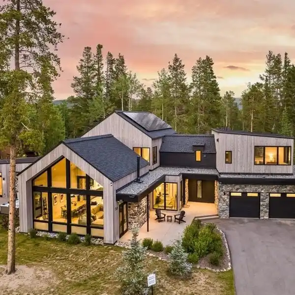 SLEEK MOUNTAIN MODERN SKI HOME