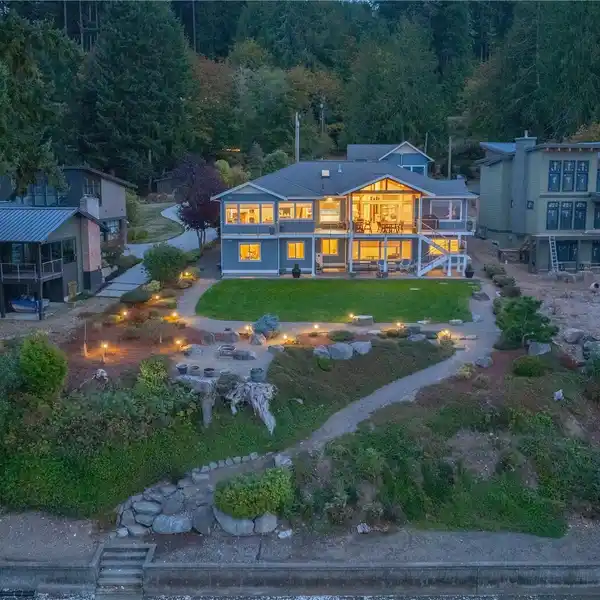 CUSTOM MOUNTAIN-VIEW ESTATE WITH INDOOR-OUTDOOR LUXURY