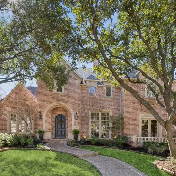 MAGNIFICENT HOME LOCATED IN THE LAKES ON LEGACY