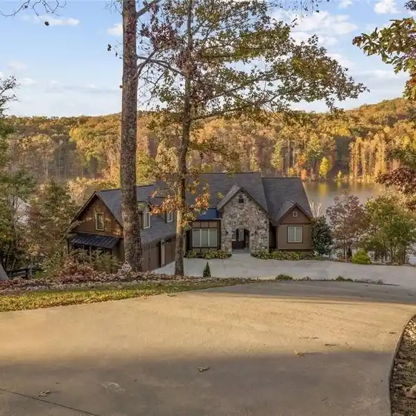 LUXURIOUS MOUNTAIN AND LAKE RETREAT AT LAKE LACEOLA