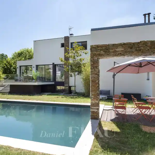 ARCHITECT-DESIGNED HOUSE STEPS FROM THE BANKS OF THE MARNE