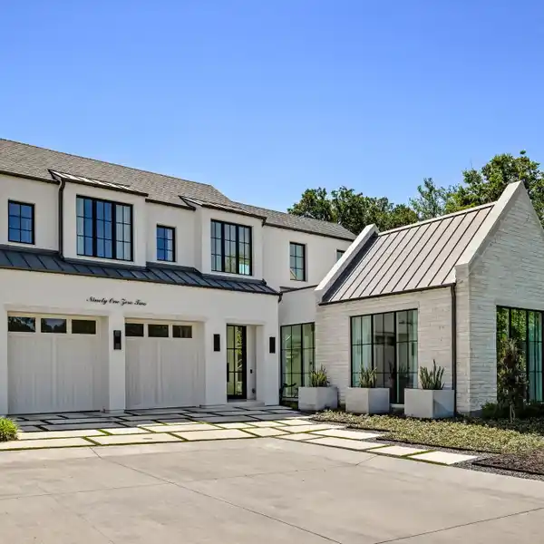 IMPECCABLE MODERN HOME IN THE BLUFFS AT COCHRAN CHAPEL