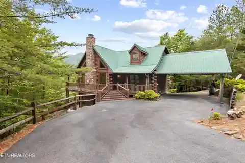 Stunning Log Cabin in a Gated Community
