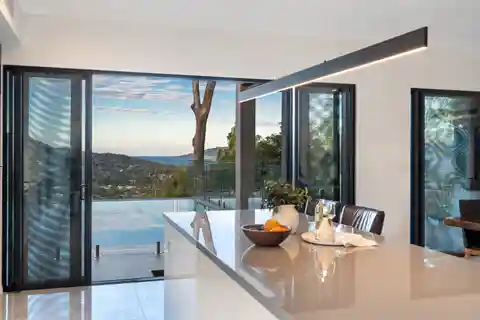 Striking Contemporary Residence