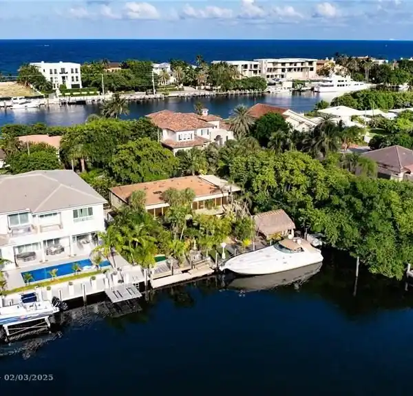 WATERFRONT TROPICAL OASIS