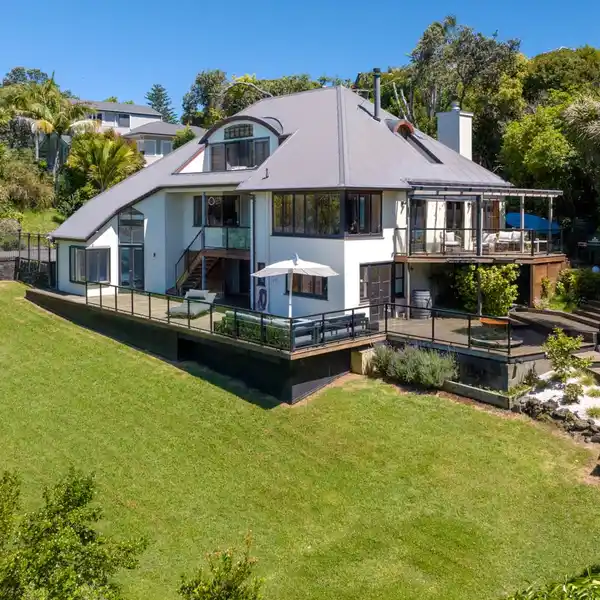 FANTASTIC HARBOURSIDE RETREAT IN A PEACEFUL WORLD OF ITS OWN