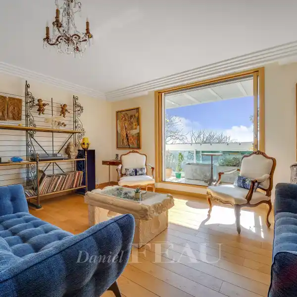 GORGEOUS APARTMENT IN A TREED SETTING