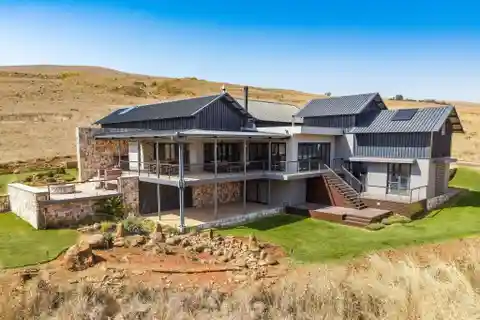 Architect-Designed Retreat in Highland Gate Estate
