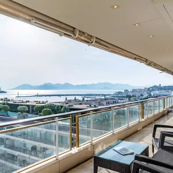 MAGNIFICENT APARTMENT IN RENOWNED RESIDENCE