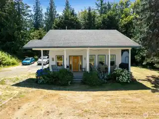 Pastoral Living Minutes from City Amenities