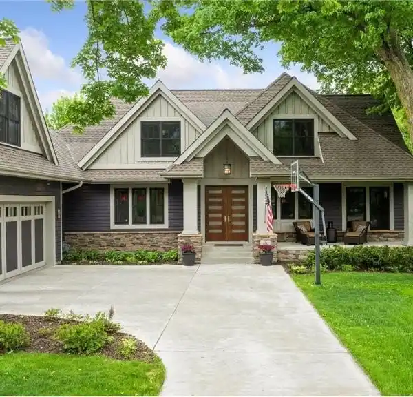 SPACIOUS HOME NEAR LAKE AND TRAILS