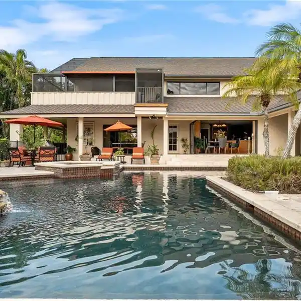 EXQUISITE LUXURY ESTATE IN AN EXCLUSIVE COUNTRY CLUB