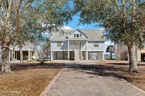Waterfront Estate in a Relaxing Gated Community