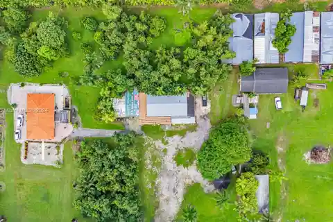 Lush 5-acre Retreat with Avocado Groves and Stables