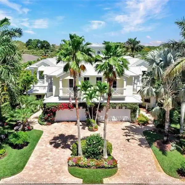 LUXURY COASTAL LIVING IN THE MOORINGS